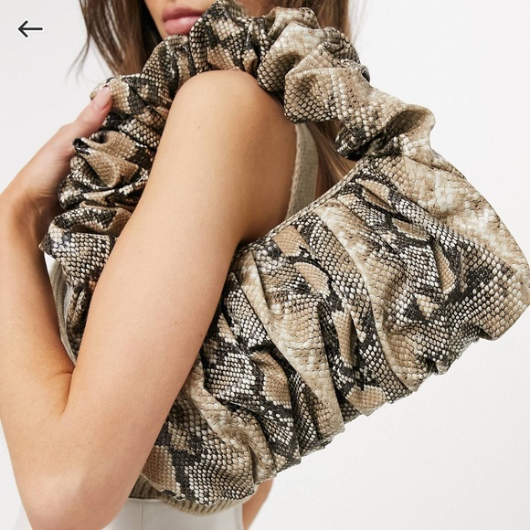 ASOS DESIGN Super Ruched Snake Print Bag - Picture 1 of 4